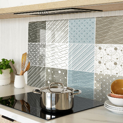 Tagliere in vetro con motivi geometrici e decorazioni a linee