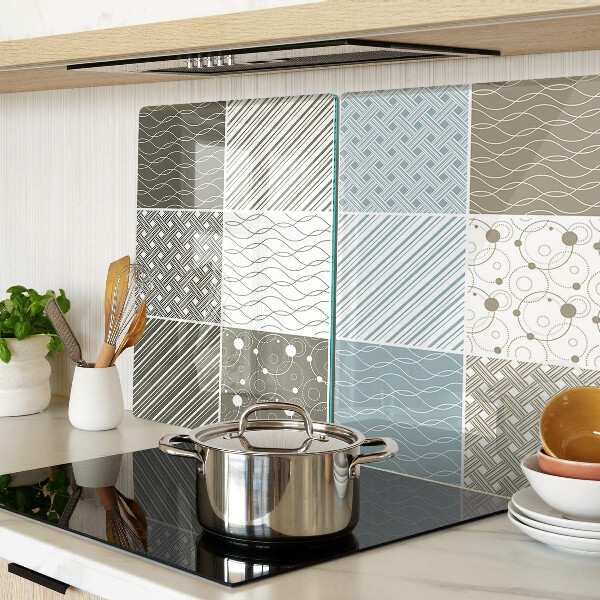 Tagliere in vetro con motivi geometrici e decorazioni a linee