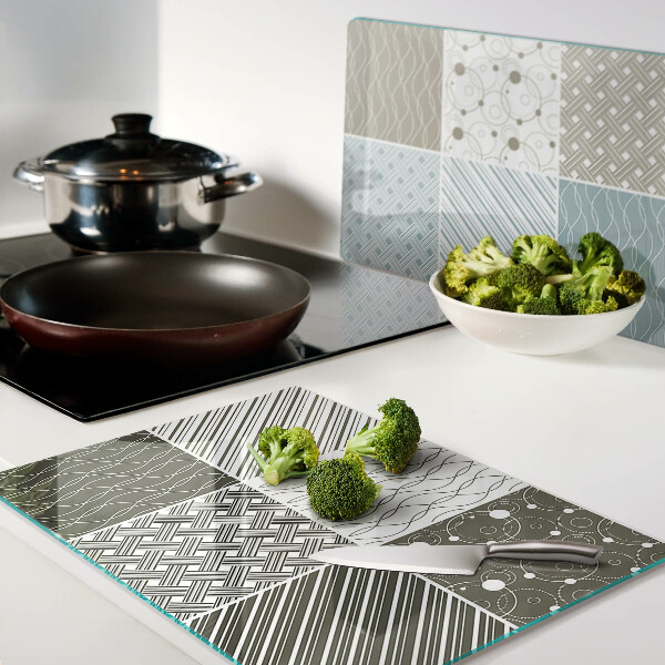 Tagliere in vetro con motivi geometrici e decorazioni a linee