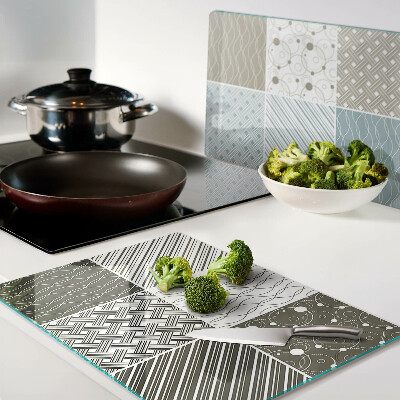 Tagliere in vetro con motivi geometrici e decorazioni a linee