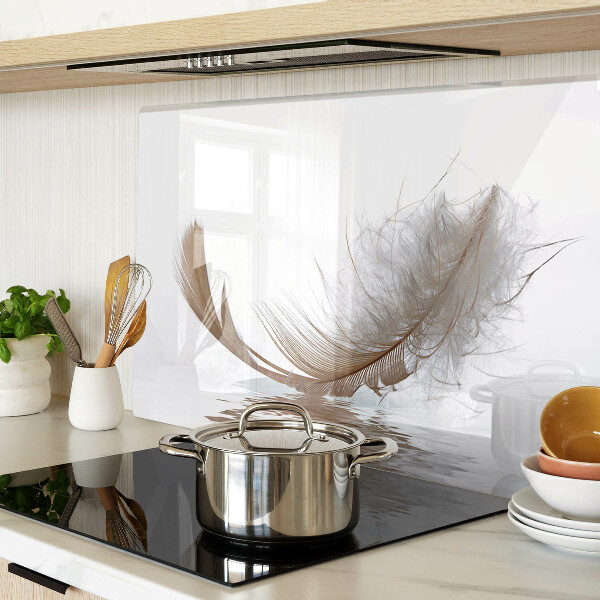 Tagliere in vetro temperato con decoro a piuma su sfondo acqua