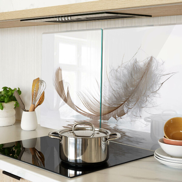 Tagliere in vetro temperato con decoro a piuma su sfondo acqua