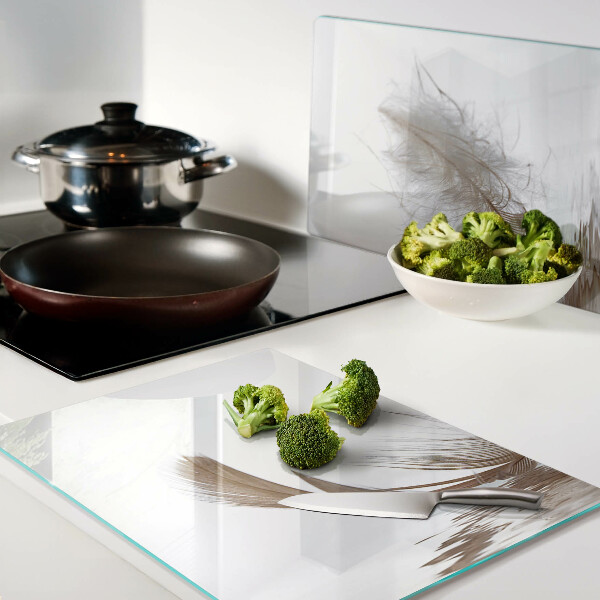 Tagliere in vetro temperato con decoro a piuma su sfondo acqua