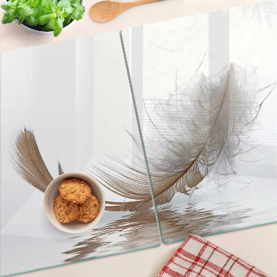 Tagliere in vetro temperato con decoro a piuma su sfondo acqua