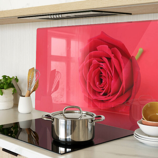 Tagliere in vetro con motivo di rosa rossa sullo sfondo