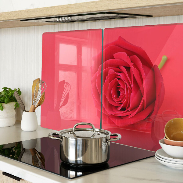 Tagliere in vetro con motivo di rosa rossa sullo sfondo