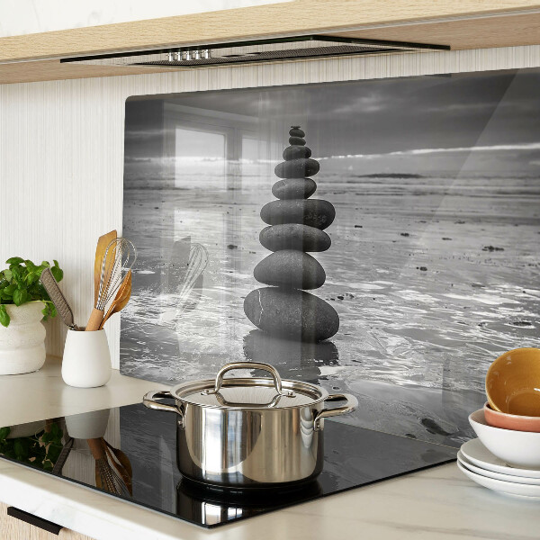 Tagliere in vetro temperato con motivo di pietre sulla spiaggia in bianco e nero