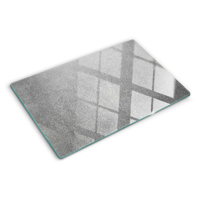 Tagliere in vetro con riflessi dovuti alla luce della finestra