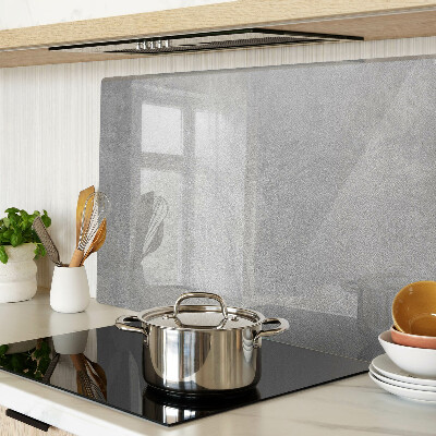 Tagliere in vetro con riflessi dovuti alla luce della finestra