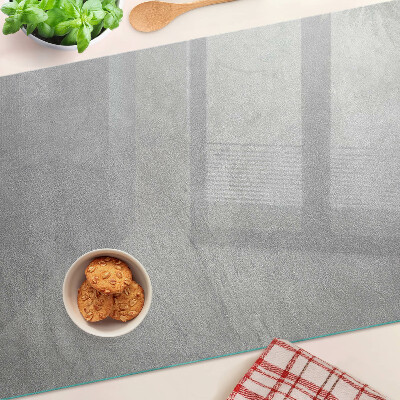 Tagliere in vetro con riflessi dovuti alla luce della finestra