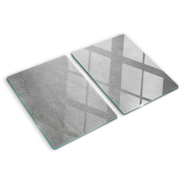 Tagliere in vetro con riflessi dovuti alla luce della finestra