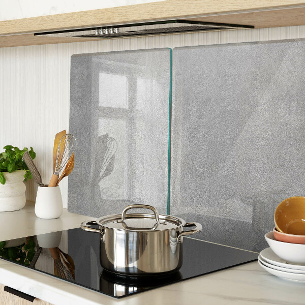 Tagliere in vetro con riflessi dovuti alla luce della finestra