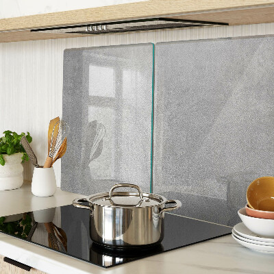 Tagliere in vetro con riflessi dovuti alla luce della finestra