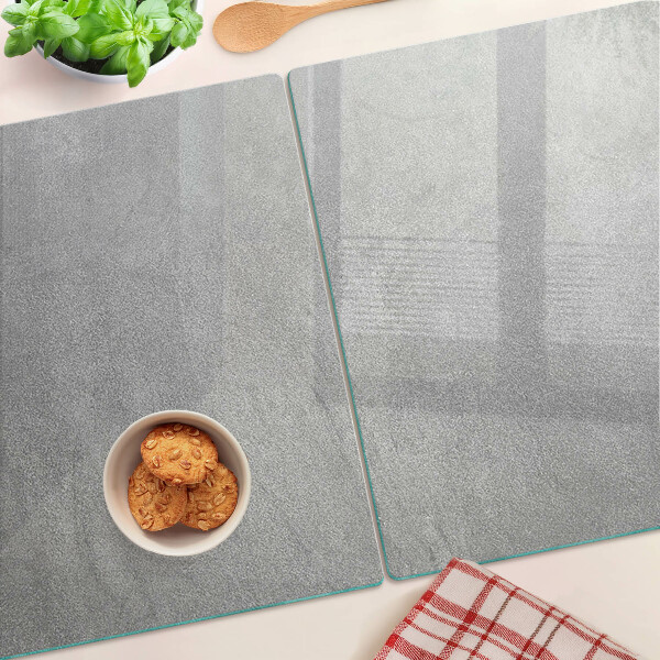 Tagliere in vetro con riflessi dovuti alla luce della finestra