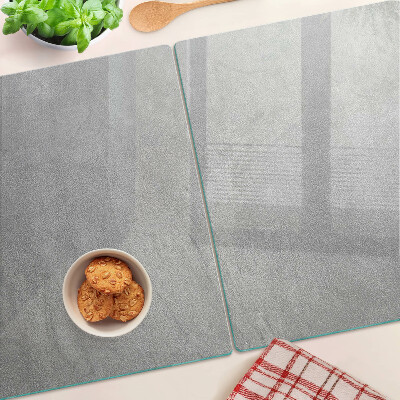 Tagliere in vetro con riflessi dovuti alla luce della finestra