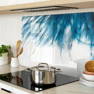 Tagliere in vetro con motivo di piume blu su sfondo bianco