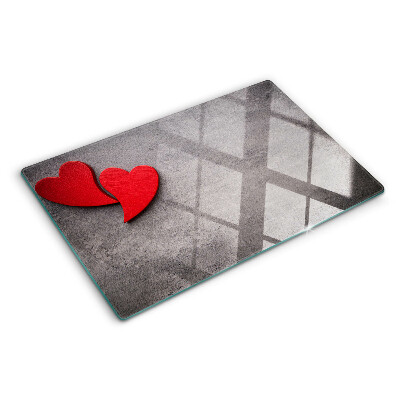 Tagliere in vetro temperato con motivo a cuore sullo sfondo di una finestra