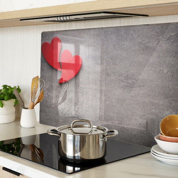 Tagliere in vetro temperato con motivo a cuore sullo sfondo di una finestra