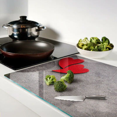 Tagliere in vetro temperato con motivo a cuore sullo sfondo di una finestra