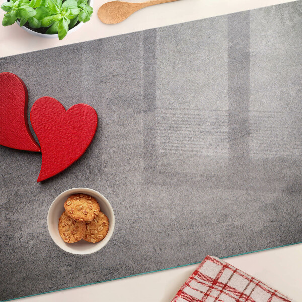 Tagliere in vetro temperato con motivo a cuore sullo sfondo di una finestra