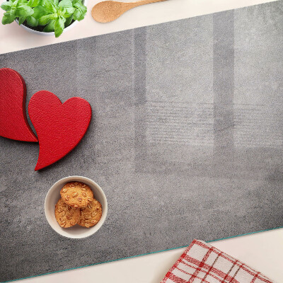 Tagliere in vetro temperato con motivo a cuore sullo sfondo di una finestra