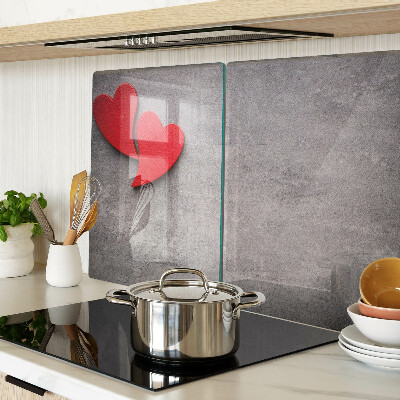 Tagliere in vetro temperato con motivo a cuore sullo sfondo di una finestra