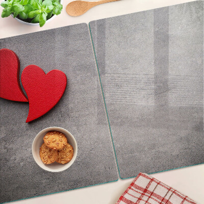 Tagliere in vetro temperato con motivo a cuore sullo sfondo di una finestra