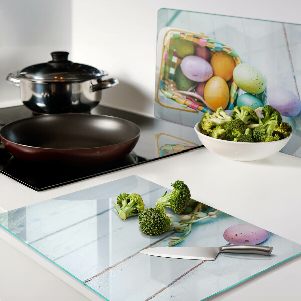 Tagliere in vetro con motivo Uova di Pasqua colorate nel cesto