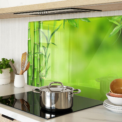 Tagliere in vetro temperato con superficie in bambù su sfondo verde