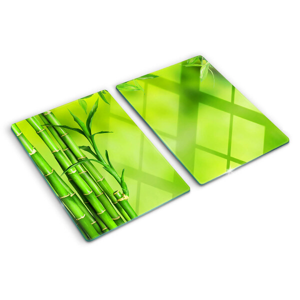 Tagliere in vetro temperato con superficie in bambù su sfondo verde