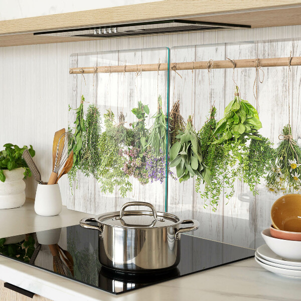 Tagliere in vetro temperato con decorazione di erbe su sfondo di legno