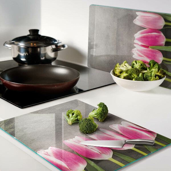 Tagliere in vetro con decorazione di tulipani su sfondo grigio