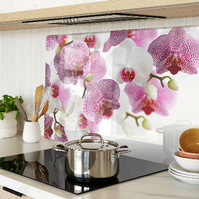 Tagliere in vetro con motivo di orchidee davanti alla finestra