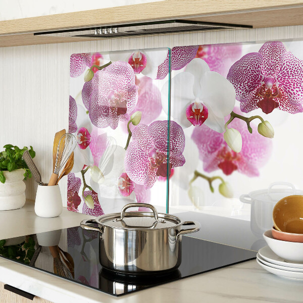 Tagliere in vetro con motivo di orchidee davanti alla finestra