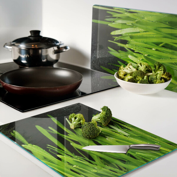 Tagliere in vetro temperato con motivo di erba verde con gocce d'acqua