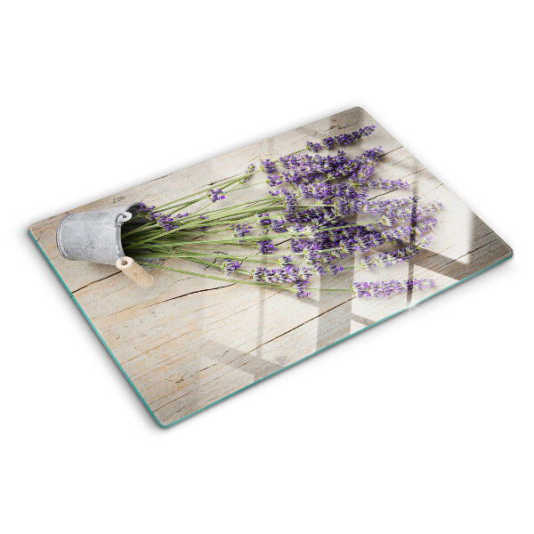 Tagliere in vetro Lavanda in vaso su sfondo di legno