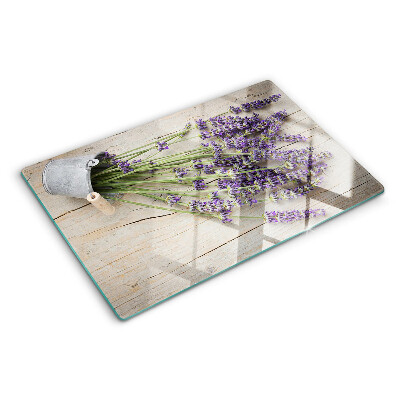 Tagliere in vetro con stampa di lavanda in vaso su sfondo di legno