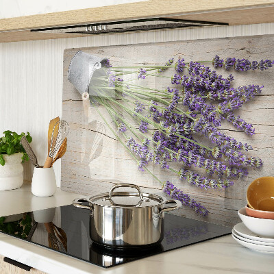 Tagliere in vetro con stampa di lavanda in vaso su sfondo di legno