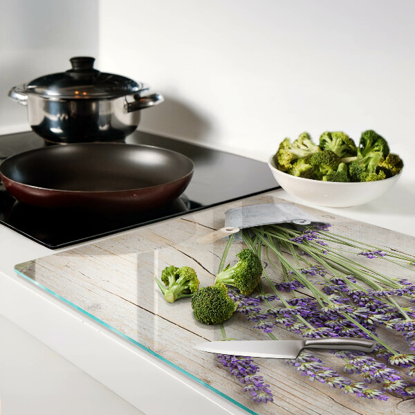 Tagliere in vetro con stampa di lavanda in vaso su sfondo di legno