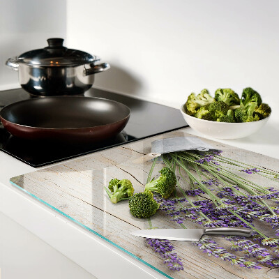 Tagliere in vetro con stampa di lavanda in vaso su sfondo di legno