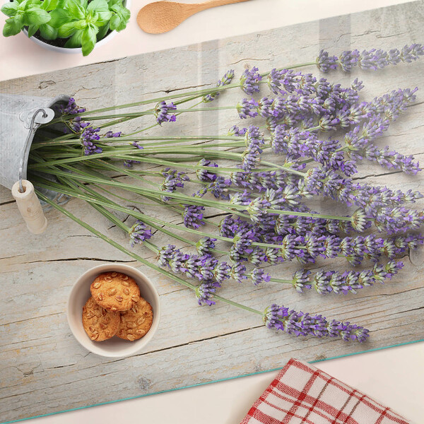 Tagliere in vetro con stampa di lavanda in vaso su sfondo di legno