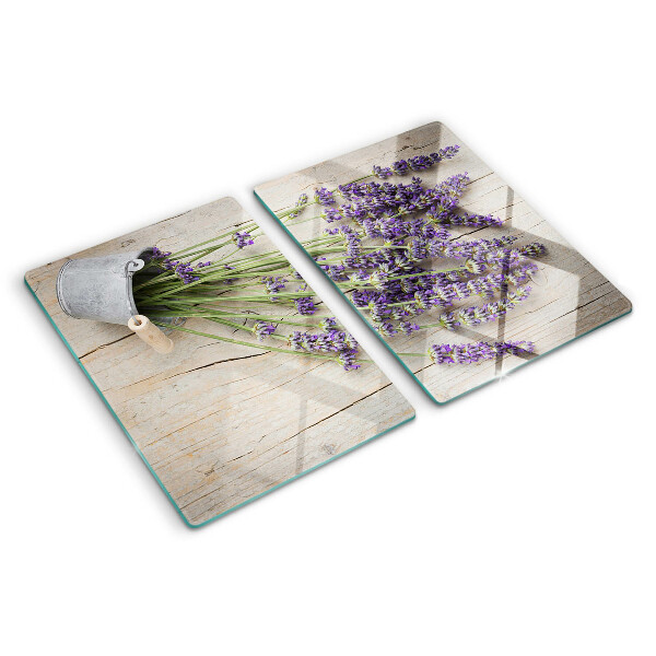 Tagliere in vetro con stampa di lavanda in vaso su sfondo di legno