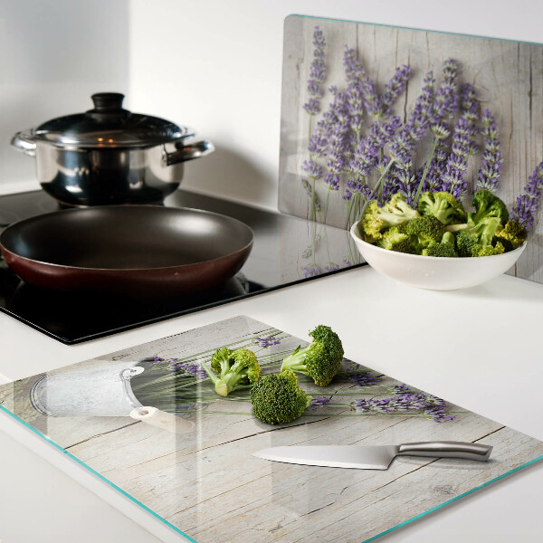 Tagliere in vetro con stampa di lavanda in vaso su sfondo di legno