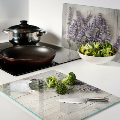 Tagliere in vetro con stampa di lavanda in vaso su sfondo di legno