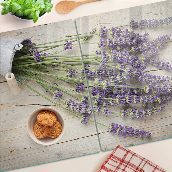 Tagliere in vetro con stampa di lavanda in vaso su sfondo di legno