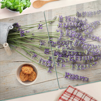 Tagliere in vetro Lavanda in vaso su sfondo di legno