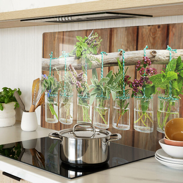 Tagliere in vetro temperato con motivo di erbe in barattoli su sfondo di legno