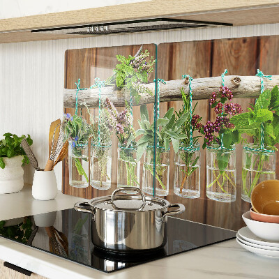 Tagliere in vetro temperato con motivo di erbe in barattoli su sfondo di legno