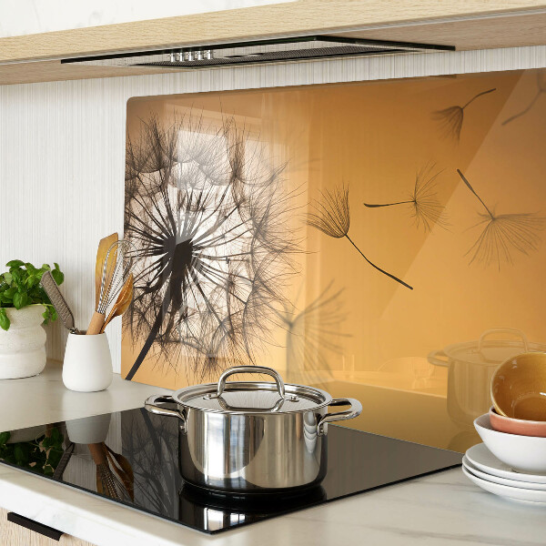 Tagliere in vetro temperato con motivo di denti di leone sullo sfondo di un tramonto