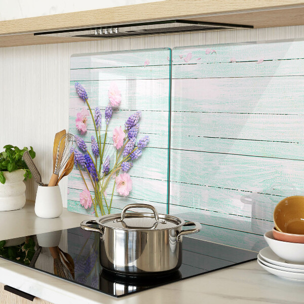 Tagliere in vetro temperato con stampa di fiori su sfondo di legno